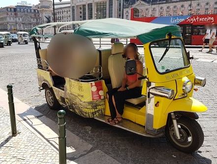 कक्षा 6 की छात्रा से छेड़खानी: किशोरी ने विरोध किया, चलते ऑटो से फेंक दीं, सड़क पर गिरकर हुई घायल