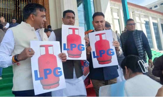 भराड़ीसैंण Budget Session: LPG गैस को लेकर विपक्ष का प्रदर्शन, हंगामे पर यूकेडी नेता हुए गिरफ्तार