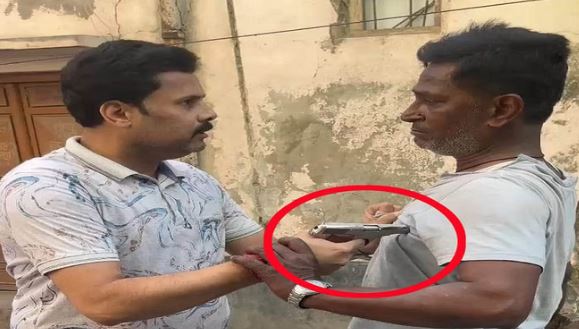 BJP नेता ने पड़ोसी के सीने पर तानी पिस्टल, रिपोर्ट दर्ज कर आरोपी भेजा जेल