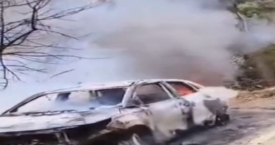 नैनीताल/भवाली- कैंची धाम के पास सैलानियों की कार में लगी आग, वाहन जलकर खाक