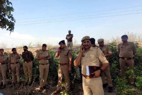 रेलवे ट्रैक के पास 3 लाश, युवक और मासूम बच्ची के शव पड़े थे नीचे,पेड़ से लटकी मिली भाभी