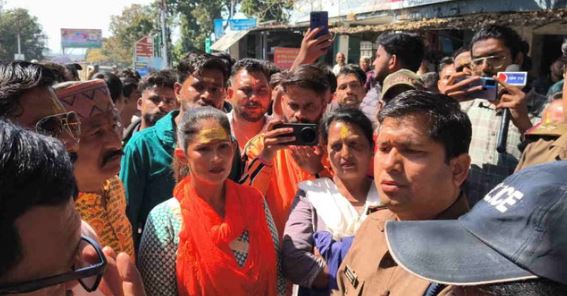 देहरादून- विवादित धार्मिक स्थल को लेकर हिंदू संगठनों का थानो में धरना-प्रदर्शन, निर्माण के एक हिस्सा सील