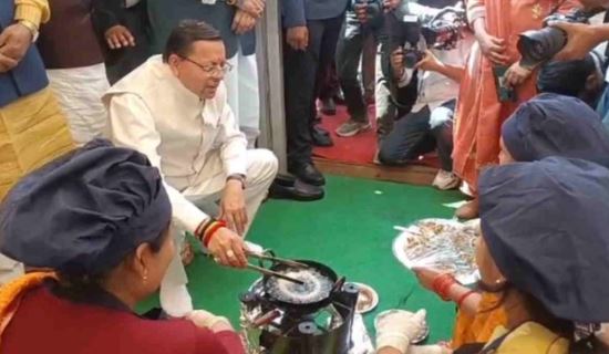 देहरादून- सरकार के 4 साल बेमिसाल कार्यक्रम का CM धामी ने किया शुभारंभ, स्टॉल पर पहुंच बनाई सेल रोटी