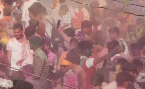 वृंदावन- प्रेम मंदिर में रंगोत्सव की धूम भक्तों ने जमकर खेली होली, गूंजे ‘राधे-राधे’ के जयकारे