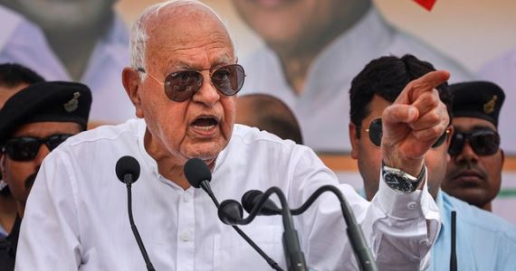 पूर्व CM फारूख अब्दुल्ला पर हमला,बाल-बाल बचे, डिप्टी सीएम चौधरी भी थे मौजूद