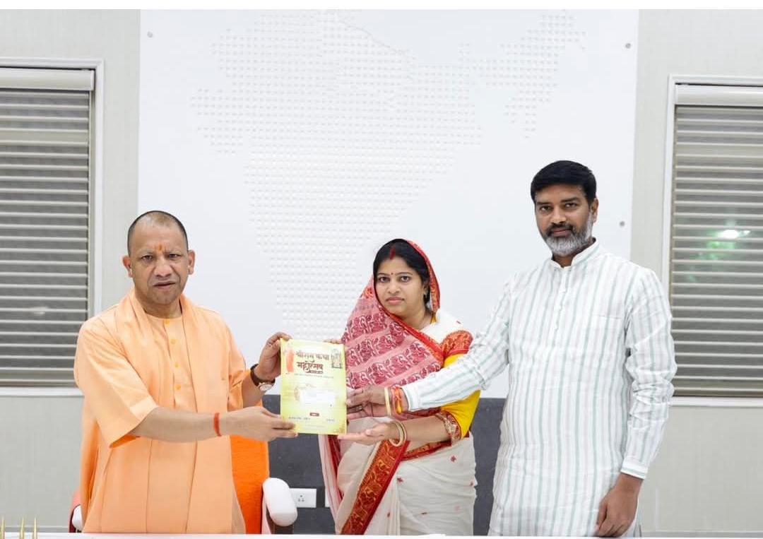 अयोध्या- जिला पंचायत अध्यक्ष रोली सिंह ने मुख्यमंत्री को दिया रामकथा का निमंत्रण