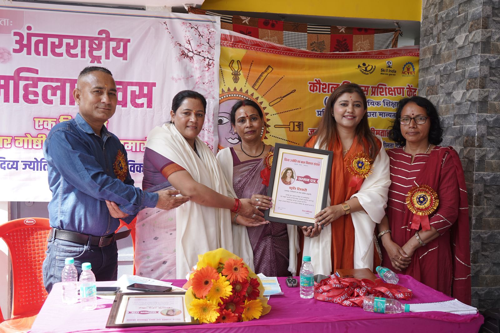 हल्द्वानी:- दिव्य ज्योति महिला एवं बाल विकास संस्था द्वारा किया गया एक दिवसीय विचार गोष्टी एवं सन्मान समारोह कार्यक्रम