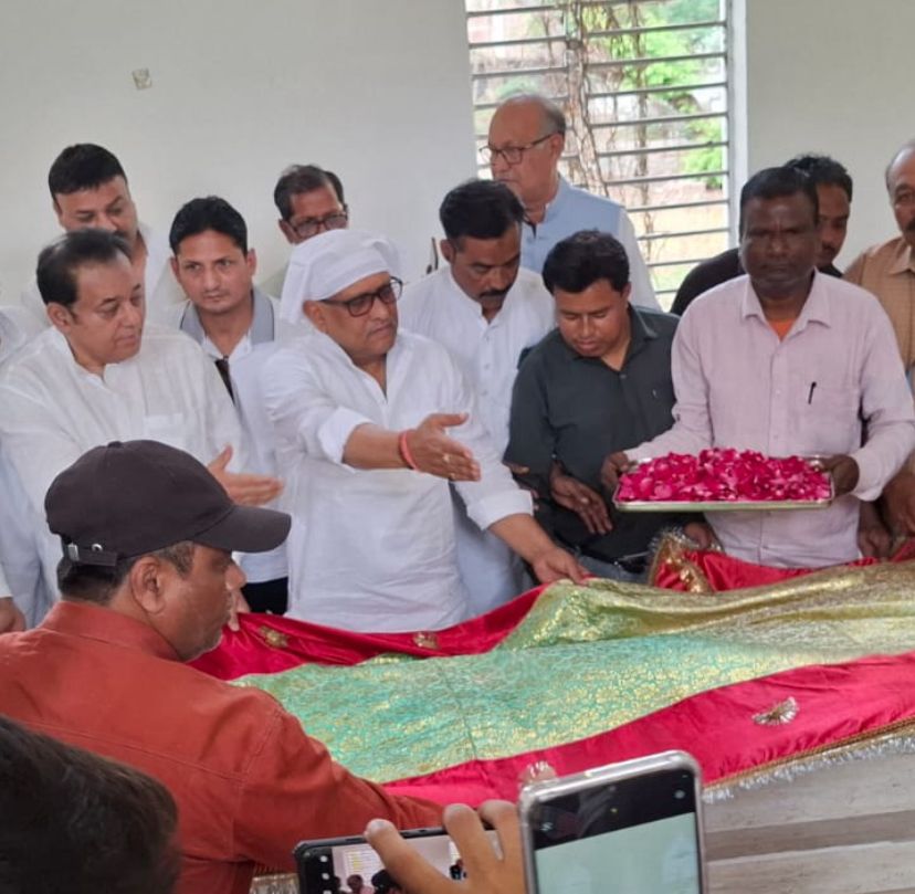 Shahjahanpur: Congress state President, Pays Tribute to Freedom fighter