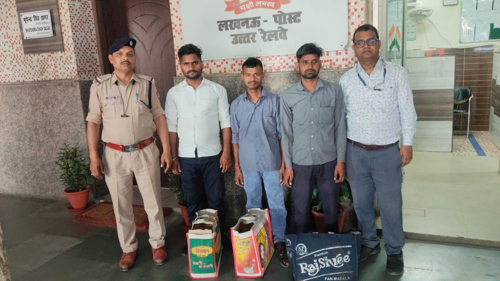 लखनऊ स्टेशन पर अवैध खानपान विक्रेताओं के विरुद्ध कार्रवाई