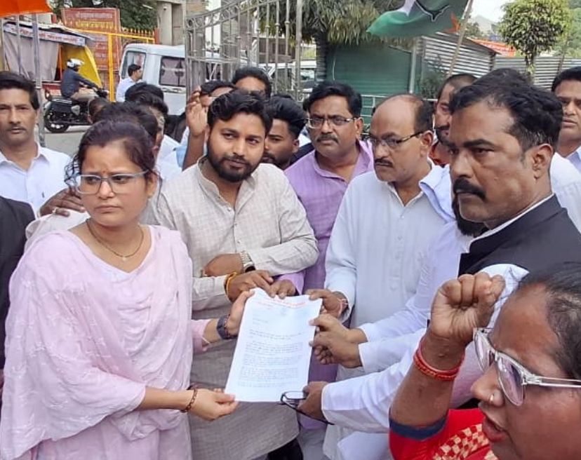 Shahjahanpur: Congress Protests Over Damage to Statues of Kakori Heroes