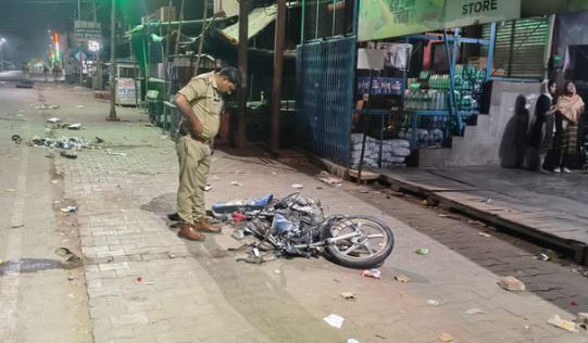 Accident: डस्ट लदे ट्राला ने बाइक को रौंदा, 3 की मौत और दो के शव क्षत-विक्षत, शिनाख्त के प्रयास