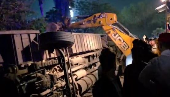 दिल्ली- भीषण सड़क हादसा: अनियंत्रित बस पलटने से 2 यात्रियों की गई जान, कई घायल अस्पताल में भर्ती