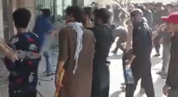 खामेनेई की मौत- कराची में अमेरिकी दूतावास पर भीड़ का हमला, गोलीबारी में 9 लोगों की मौत,कई लोग घायल