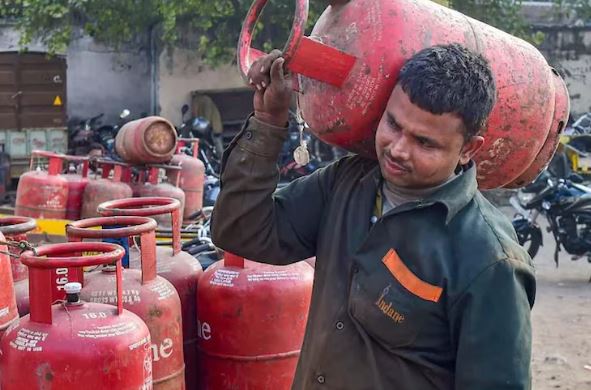 Price Increased: घरेलू एलपीजी के दाम 60 और वाणिज्यिक सिलेंडर की कीमतों में 115 रुपये बढ़ोतरी, लागू हुई नई दरें 