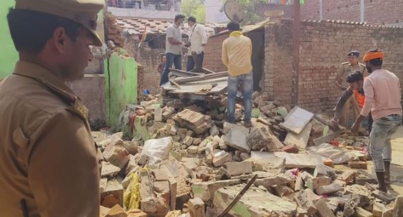 Cylinder Blast- गैस सिलिंडर फटने से ध्वस्त हुआ मकान, मलबे में दबने से भाई-बहन की मौत, दो घायल