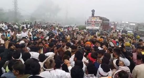 ईद के दिन गौ-रक्षक बाबा चंद्रशेखर की मौत पर बवाल, दिल्ली-आगरा हाईवे जाम,वाहनों की लगीं लाइन 