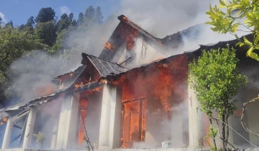 नैनीताल: ब्रिटिशकालीन कोठी भी चढ़ी आग की भेंट, बाल-बाल बचे निवासरत लोग, क्षेत्र में मचा हड़कंप