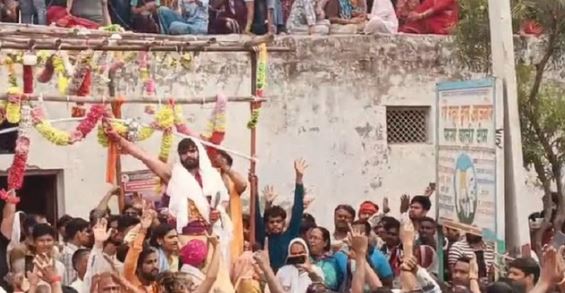 मथुरा हिंसा- फरसे वाले बाबा के अंतिम दर्शन को उमड़ी भीड़, DM ने की बड़ी घोषणा, ट्रक चालक की मौत