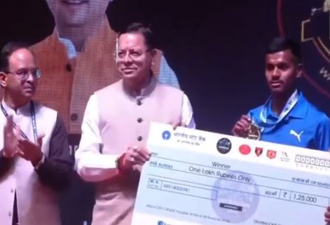 श्रीनगर गढ़वाल- सूर्य देवभूमि चैलेंज 2.0 का समापन समारोह-: गढ़वाल विवि पहुंचे सीएम धामी, जवानों और छात्रों ने किया स्वागत