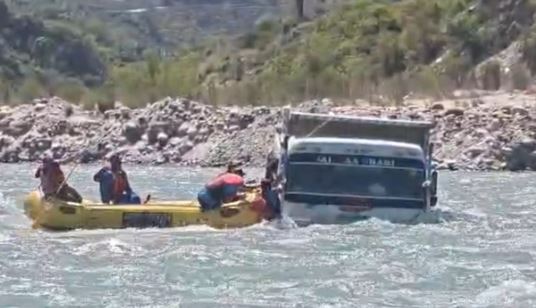 श्रीनगर गढ़वाल- श्रीयंत्र टापू के पास नदी का जल स्तर बढ़ने से फंसा ट्रक, जल पुलिस ने चालक और हेल्पर को किया रेस्क्यू