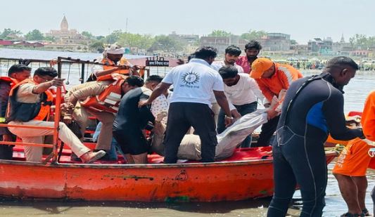 मथुरा नाव हादसा: देवराहा बाबा आश्रम के समीप मिला एक और शव, 11 हुई मृतकों की संख्या