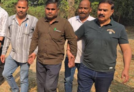 अयोध्या- रिश्वत लेते ग्राम पंचायत अधिकारी राजीव कुमार गिरफ्तार, जन्म प्रमाणपत्र पर रिपोर्ट लगाने के लिए मांगे थे 10000