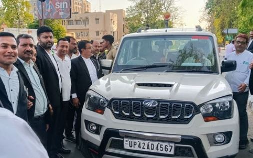 अयोध्या- वाहनों से हटवाए गए अधिवक्ता स्टीकर