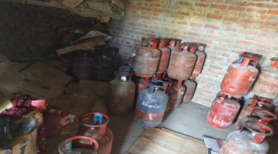 काशीपुर- गैस की किल्लत के बीच कालाबाजारी, खंडहर से बरामद 65 सिलिंडर, एक आरोपी मौके पर गिरफ्तार