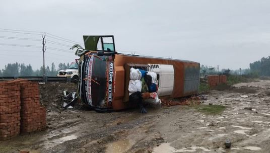 उधमसिंह नगर: Accident: गदरपुर बाईपास पर हरिद्वार से नेपाल जा रही डबल डेकर बस अनियंत्रित होकर पलटी, 7 यात्री घायल