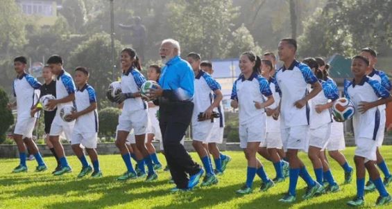 PM मोदी सिक्किम में फुटबॉल खेलते दिखे,हजारों करोड़ की सौगात देने से पहले युवाओं के बीच PM