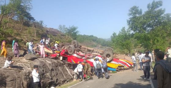 जम्मू-कश्मीर- सड़क हादसा: उधमपुर में खाई में गिरी बस, 20 लोगों की मौत, PM मोदी ने जताया शोक, मुआवजे की घोषणा