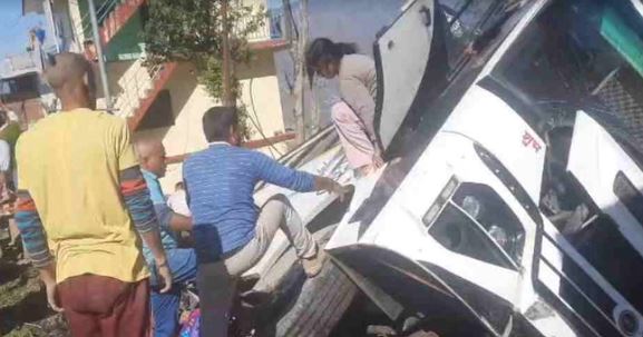 टिहरी- ऋषिकेश गंगोत्री हाईवे पर हादसा-: डाबरी गांव के पास सड़क पर पलटी बस, 5 यात्री थे सवार, मची चीख पुकार