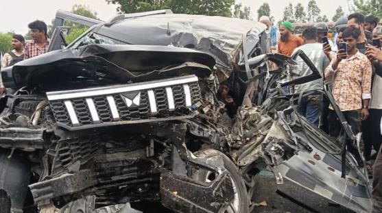 भीषण हादसा: बड़ा बाइपास पर खड़े टैंकर से टकराई कार, 5 लोगों की मौत, बच्चों समेत तीन घायल