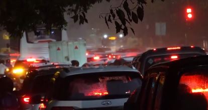 Delhi-NCR: दिल्ली समेत आस-पास के शहरों में धूल भरी आंधी के बाद बारिश