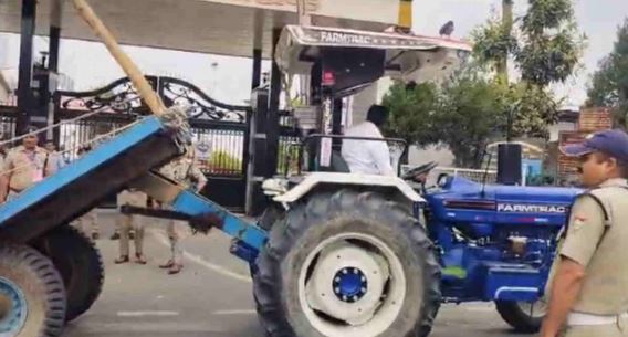 देहरादून- महिला आरक्षण को लेकर आज विशेष सत्र, कांग्रेस विधायक ने विधानसभा गेट पर पलटी गन्ने से भरी ट्राली