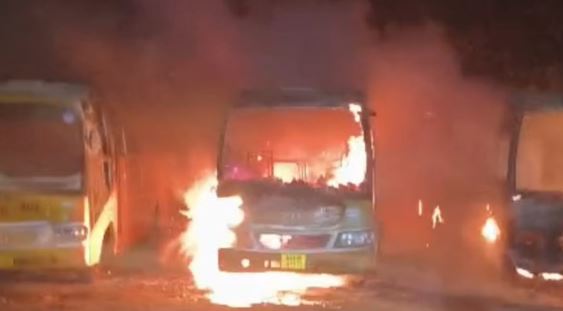 हरिद्वार- अलीपुर गांव में 3 स्कूल बसों में लगी भीषण आग, मची अफरा-तफरी, खंगाले जा रहे सीसीटीवी फुटेज