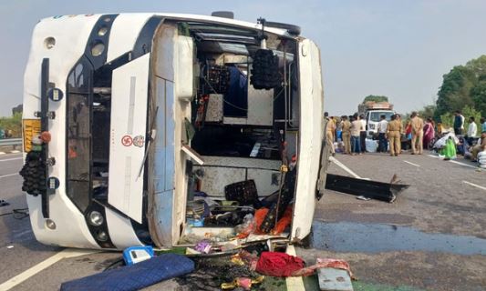 पूर्वांचल एक्सप्रेस-वे पर तेज रफ्तार बस पलटी, 30 से अधिक यात्री घायल, लुधियाना से आजमगढ़ जा रही लग्जरी बस