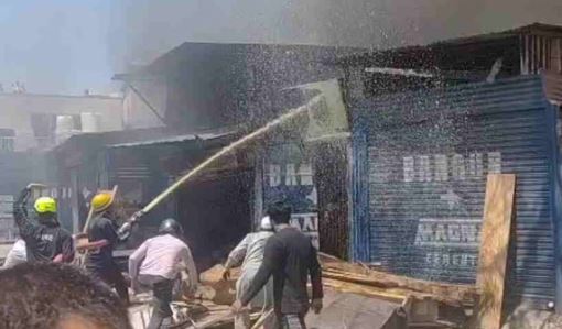 कोटद्वार- गाड़ीघाट में रेलवे मालगोदाम के पास लकड़ी की चार दुकानों में लगी भीषण आग