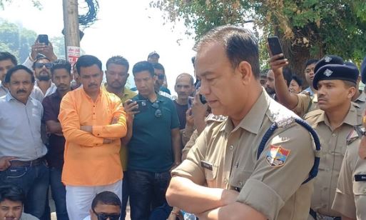 भीमताल- समुदाय विशेष के युवक की गिरफ्तारी न होने से भाजपाइयों और व्यापारियों में उबाल, बाजार बंद कर लगाया जाम