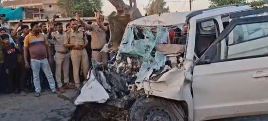 भीषण सड़क हादसा-: ट्रक-बोलेरो की आमने-सामने से भिड़ंत, पीछे से टकराईं बाइकें, 4 लोगों की मौत