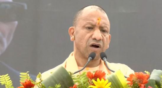 CM योगी ने किए बाबा विश्वनाथ और बाबा कालभैरव के दर्शन, प्रदेश भर में शुरू हुआ स्कूल चलो अभियान