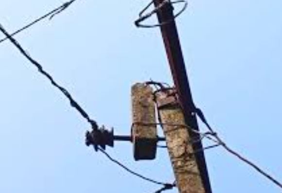 टॉफी मुट्ठी में, पोल में उतरा करंट और चूस गया मासूम का खून, बुझ गया इकलौता चिराग