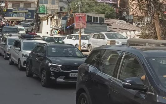 नैनीताल- पर्यटकों की भीड़ से भीषण जाम, यातायात चरमराया