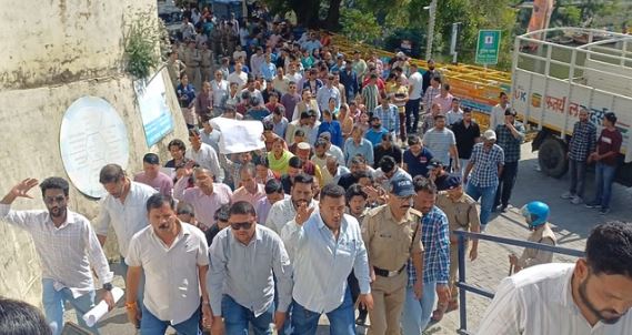 भीमताल- समुदाय विशेष के युवक ने नाम बदलकर लड़कियों का किया शोषण, भाजपाइयों ने बाजार बंद कराकर कोतवाली घेरी