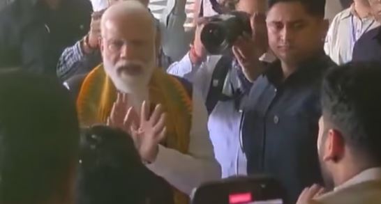सिलीगुड़ी में अचानक शादी में पहुंचे PM मोदी, नवविवाहित जोड़े को दिया आशीर्वाद,मांगी माफी