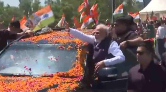 उत्तराखंड- पीएम मोदी का रोड-शो,एलिवेटेड रोड पर PM का रोड शो जारी, फूल बरसा कर स्वागत कर रहे तैयार लोग