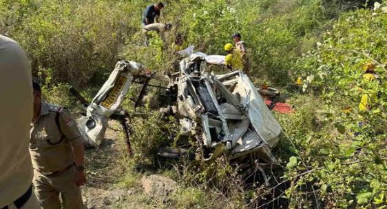 टिहरी Accident: चंबा-कोटीकॉलोनी मार्ग पर वाहन खाई में गिरा, अंतिम संस्कार के लौट रहे 8 लोगों की मौके पर मौत