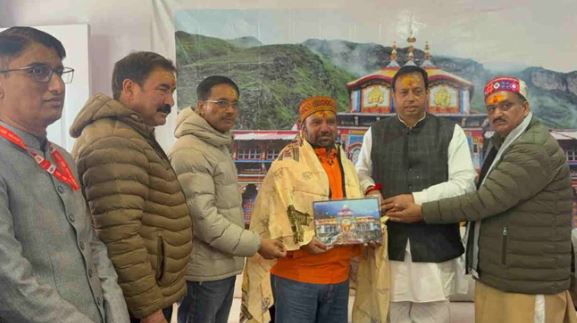 चमोली: उद्योगपति महेंद्र शर्मा ने मंदिर समिति को दान किए 1 करोड़,बीकेटीसी अध्यक्ष ने जताया आभार