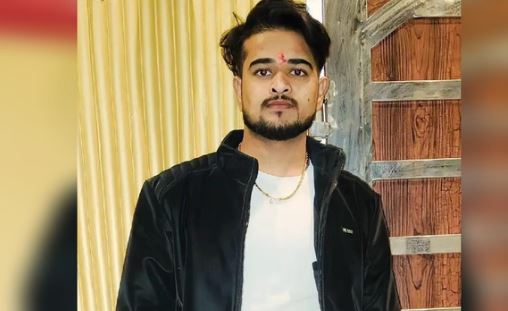 हाईवे किनारे खड़े बाइक सवार को कार ने राैंदा, युवक की माैत, साथी गंभीर घायल