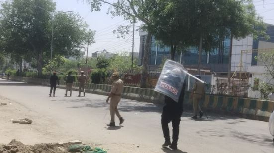 नोएडा में आक्रोशित कर्मचारियों ने किया पथराव,सेक्टर 80 में पत्थरबाजी; पुलिस ने लाठीचार्ज कर खदेड़ा